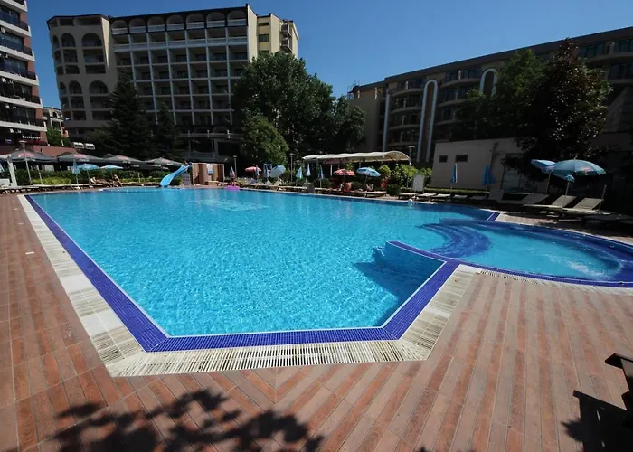 Menada Admiral Plaza Апартаменти *